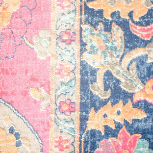 Ispirazione per un piccolo atelier bohémian con pareti verdi, moquette, scrivania autoportante e pavimento rosa