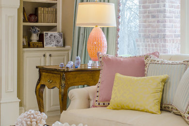 Example of a classic living room design in Dallas