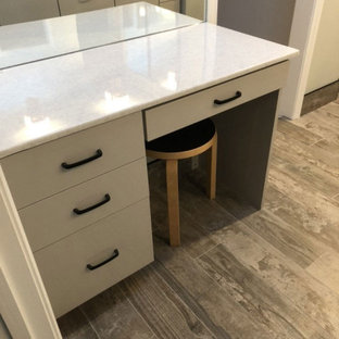 Idee per una stanza da bagno padronale minimal di medie dimensioni con ante lisce, ante bianche, doccia aperta, WC a due pezzi, piastrelle bianche, piastrelle effetto legno, pareti bianche, pavimento con piastrelle in ceramica, lavabo sottopiano, top in onice, doccia aperta, top bianco, panca da doccia, due lavabi e mobile bagno incassato