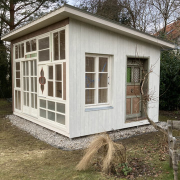 Individuelles Gartenhaus mit Vintage Fenstern