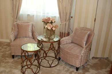 Großes Klassisches Hauptschlafzimmer ohne Kamin mit beiger Wandfarbe, Teppichboden und beigem Boden in Sonstige