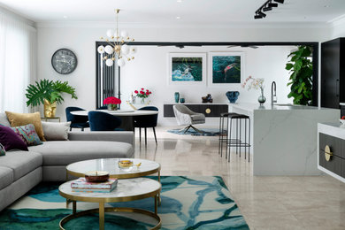Diseño de sala de estar abierta contemporánea grande con paredes blancas