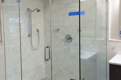 Foto de cuarto de baño principal actual grande con ducha esquinera, baldosas y/o azulejos blancos, paredes blancas y suelo de mármol