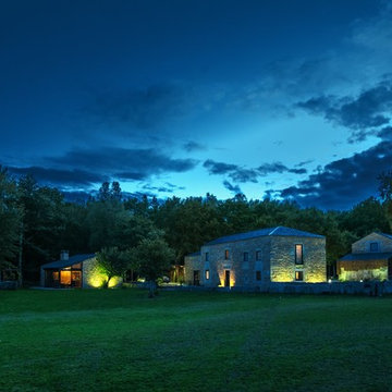 Decoración de una casa en el campo con mucho arte