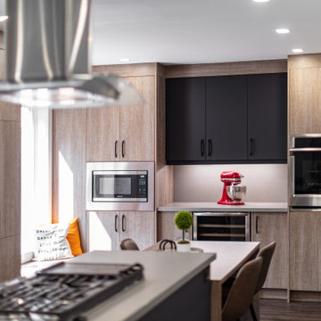 Contemporary two tone Kitchen Wood and Matte Black Acryl
