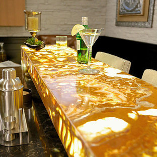 トロントのモダンスタイルのおしゃれなホームバー (オニキスカウンター) の写真