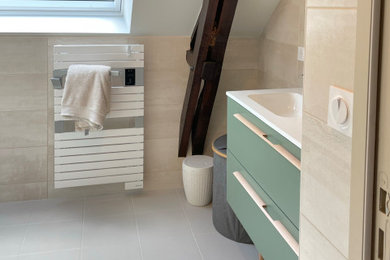 Modelo de cuarto de baño doble, de pie y beige y blanco contemporáneo de tamaño medio con sanitario de una pieza, baldosas y/o azulejos beige, paredes beige, aseo y ducha, encimera de azulejos y encimeras blancas