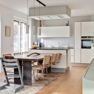 Großes, Offenes Modernes Wohnzimmer mit gebeiztem Holzboden und Kaminofen in Nürnberg