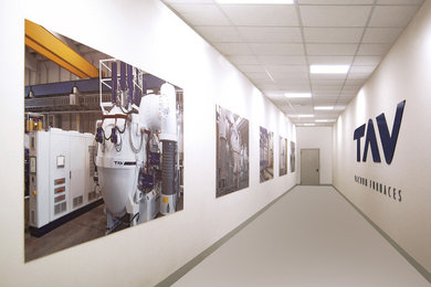 Immagine di un grande ingresso o corridoio industriale con pareti bianche