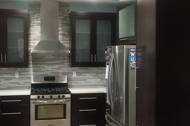 Example of a small trendy u-shaped eat-in kitchen design in Orange County