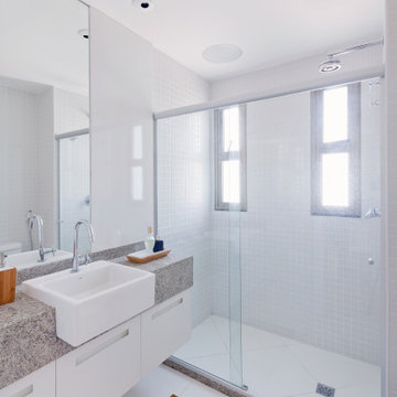 Bathroom by Zezinho e Turibio