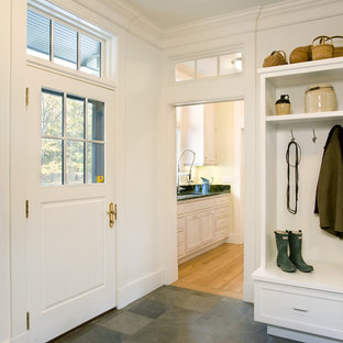 На фото: тамбуры в классическом стиле с полом из сланца