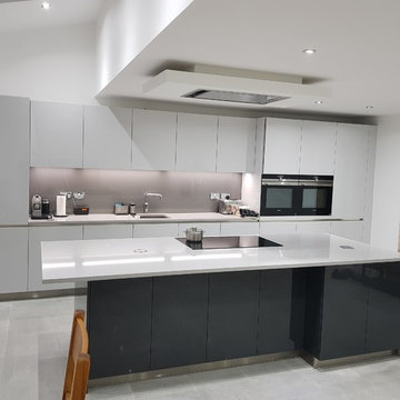 Minimal handleless Schmidt kitchen in high gloss lacquer