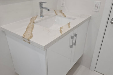Example of a minimalist bathroom design in Miami