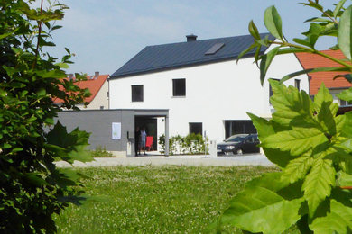 Zweistöckiges Einfamilienhaus mit Putzfassade, Satteldach und Blechdach in Dresden