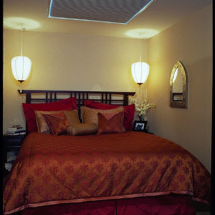 Idee per una piccola camera da letto stile loft etnica con pareti beige e moquette