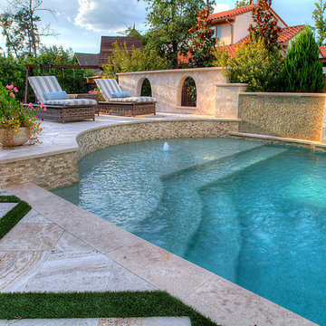 Lovely pool with Putting Green