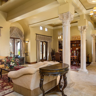 Foto de salón para visitas abierto, mediterráneo, extra grande, sin televisor, con paredes beige y suelo de mármol