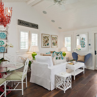 Kolonialstil Wohnzimmer mit weißer Wandfarbe und dunklem Holzboden in Miami