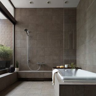 東京23区のインダストリアルスタイルのおしゃれな浴室 (コーナー型浴槽、オープン型シャワー、グレーのタイル、グレーの壁、グレーの床、オープンシャワー) の写真
