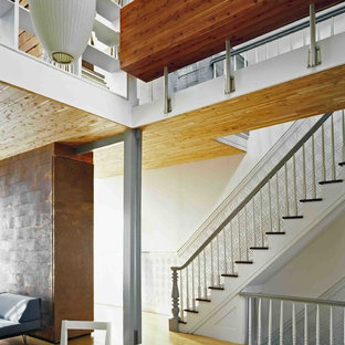 Diseño de escalera recta, actual, grande, con escalones de madera y contrahuellas de madera