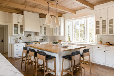 Landhausstil Wohnküche mit Landhausspüle und Kücheninsel in San Francisco