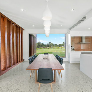 ジーロングの巨大なコンテンポラリースタイルのLDKの画像 (白い壁、コンクリートの床)