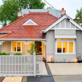 メルボルンのエクレクティックスタイルのおしゃれな平屋 (グレーの外壁、切妻屋根、瓦屋根) の写真