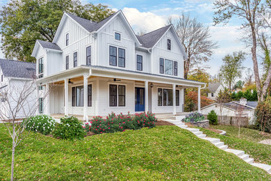 Example of a cottage exterior home design in DC Metro
