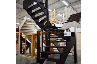 Стильный дизайн: п-образная лестница среднего размера с крашенными деревянными ступенями и деревянными перилами - последний тренд