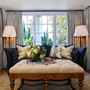 Esempio di un piccolo soggiorno tradizionale chiuso con pareti multicolore, pavimento in legno massello medio e camino classico