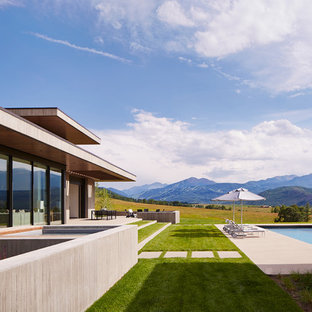 Moderner Pool hinter dem Haus in rechteckiger Form mit Stempelbeton in Denver