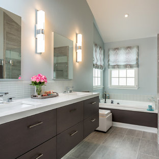 Idee per una grande stanza da bagno padronale moderna con lavabo sottopiano, ante lisce, ante in legno bruno, top in quarzo composito, vasca da incasso, doccia doppia, WC monopezzo, piastrelle grigie, piastrelle in gres porcellanato, pareti blu e pavimento in gres porcellanato