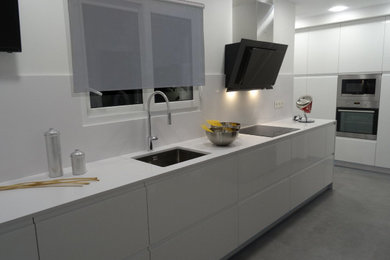 Diseño de cocina lineal moderna