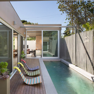 Großer Moderner Infinity-Pool hinter dem Haus in rechteckiger Form mit Dielen in San Francisco