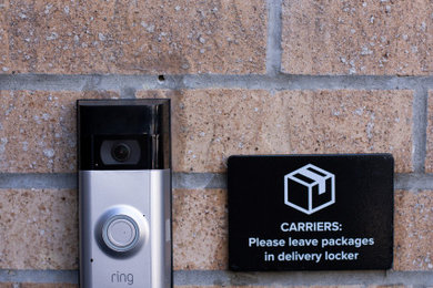 Signs that help carriers deliver your packages safely.
