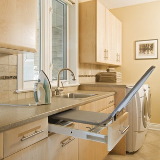 トロントのコンテンポラリースタイルのおしゃれなランドリールーム (グレーのキッチンカウンター) の写真