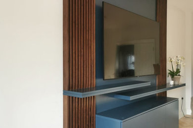 Imagen de salón para visitas abierto minimalista pequeño con paredes beige, suelo laminado, televisor colgado en la pared y suelo beige