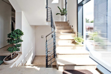 Mittelgroße Moderne Treppe in U-Form mit gefliesten Treppenstufen und gefliesten Setzstufen in Frankfurt am Main