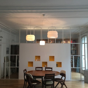 Verrière entre la salle à manger et salle vidéo