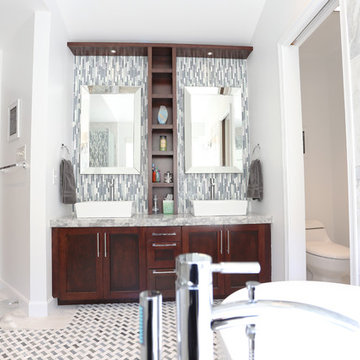 Muntzer Residence Bright Master Bathroom
