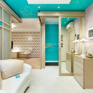 Aménagement d'un hall d'entrée éclectique de taille moyenne avec un mur rose, une porte simple, une porte en bois clair, un sol en carrelage de céramique et un sol gris.