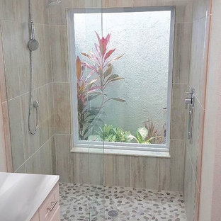 Idee per una stanza da bagno con doccia moderna di medie dimensioni con piastrelle beige, piastrelle di pietra calcarea, pareti beige e pavimento in gres porcellanato