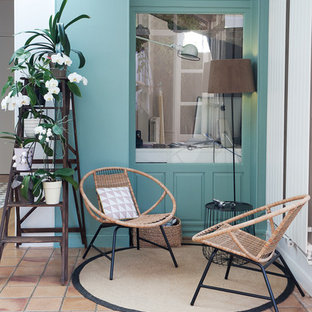 Пример оригинального дизайна интерьера: прихожая среднего размера в современном стиле с синими стенами и полом из терракотовой плитки