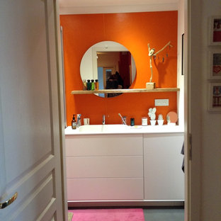 Foto di una piccola stanza da bagno con doccia moderna con ante bianche, piastrelle in ceramica, pareti arancioni, pavimento con piastrelle in ceramica, top in superficie solida, doccia alcova e lavabo integrato
