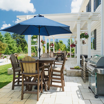 Traditional Dining & Umbrella - Cedarburg