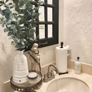 Diseño de cuarto de baño con ducha, de estilo de casa de campo, pequeño, con puertas de armario blancas, baldosas y/o azulejos azules, paredes azules, suelo de madera pintada, lavabo encastrado, encimera de terrazo y suelo blanco