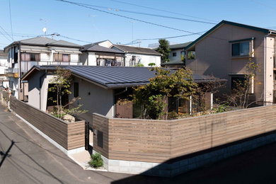 東京都下にある小さな和モダンなおしゃれな家の外観 (漆喰サイディング) の写真