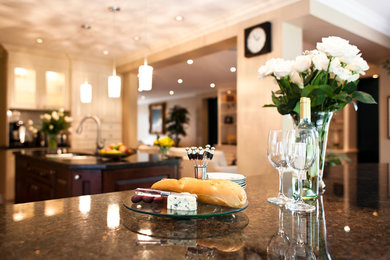 Example of a classic kitchen design in Toronto
