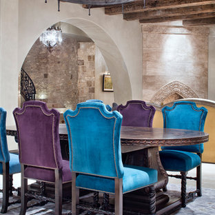 На фото: гостиная-столовая в средиземноморском стиле с бежевыми стенами с